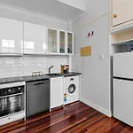 Stylish 1 Bedroom Studio Retreat In The Heart Of City