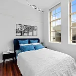 Stylish 1 Bedroom Studio Retreat In The Heart Of City